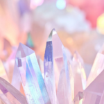 クリスタルと色彩が心を整える理由──波長と共鳴で読み解く幸福の心理学