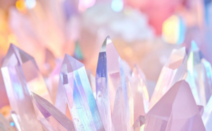 クリスタルと色彩が心を整える理由──波長と共鳴で読み解く幸福の心理学
