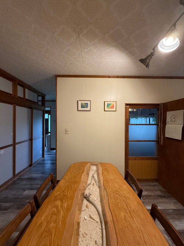 石垣島のゲストハウスに飾られたMermaid naoの抽象画
